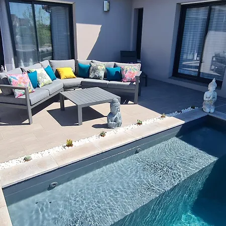Проживание в семье Villa- Privee Avec Acces Sur Piscine *