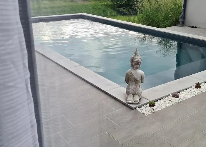 Villa- Privee Avec Acces Sur Piscine ホームステイ *